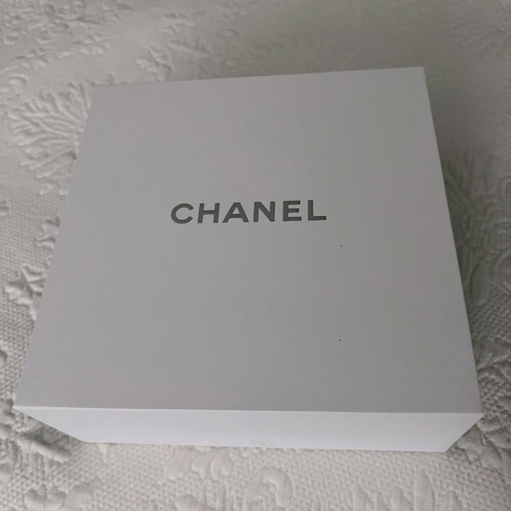 Chanel box with magnetic closure and brand embossed. Color: black and white